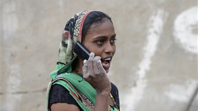 قرى هندية تمنع المراهقات والعازبات من استخدام «الموبايل»