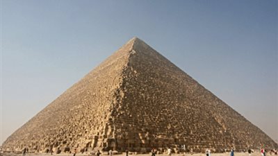 اتهامات للمسئولين عن تأمين هرم خوفو بالنصب على السياح