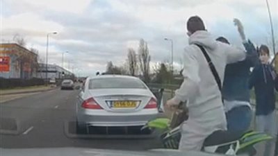 بالفيديو والصور.. سائق دراجة نارية يصطدم بسيارة ويحاول الفرار