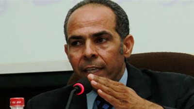 خبير اقتصادي يطالب الحكومة بتشريع جديد للحد الأقصى للأجور