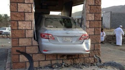 بالصور.. سيارة تويوتا كورولا تقتحم مقهى بالسعودية