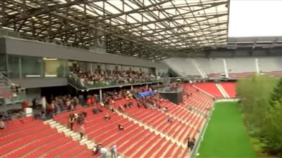 تحويل ملعب كرة قدم إلى غابة شجرية في النمسا (فيديو)