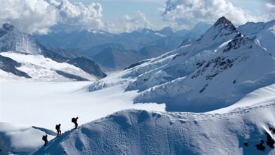 مصرع 4 أشخاص وإصابة آخر جراء انهيار جليدي بجبال الألب