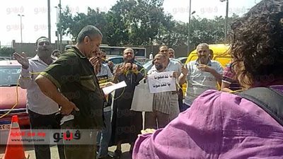 بالصور.. وقفة احتجاجية لـ«عمال النقل» للمطالبة بالحد الأدنى للأجور