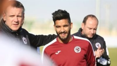 صالح جمعة على دكة بدلاء الفيصلي في مواجهة الهلال