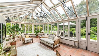 قصر تاريخي للبيع في بريطانيا (صور)