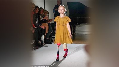 أول موديل بأطراف صناعية في أسبوع الموضة بنيويورك (صور)