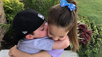 لقطات مؤثرة لطفلة تساعد شقيقها المصاب بالسرطان (صور)
