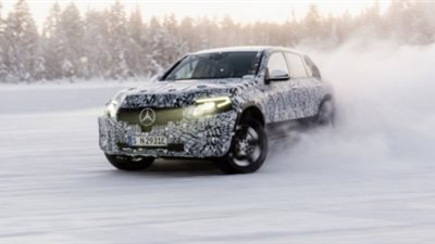 مرسيدس تختبر سيارتها الكهربائية «EQ C» في العواصف الثلجية