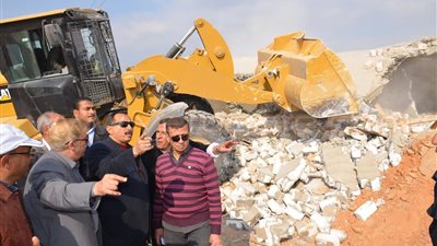 بالصور.. محافظ الإسماعيلية ومدير الأمن يقودان حملة لإزالة التعديات