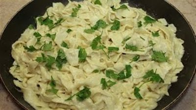 بالفيديو.. الطريقة الأصلية لعمل المكرونة بالصوص الأبيض