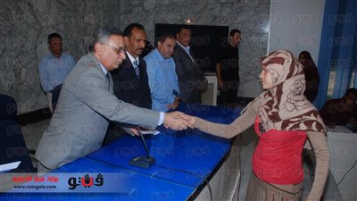 بالصور.. محافظ سوهاج يسلم شيكات تيسير الزواج للفتيات