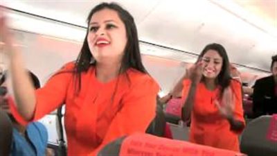 مضيفات يحولن رحلة جوية إلى عرض راقص (فيديو وصور)