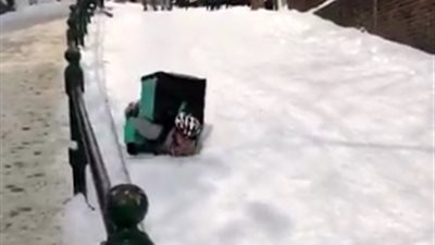 عامل «دليفري» يتزحلق على بطنه لتوصيل الطعام (فيديو)