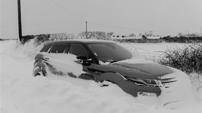 لقطات مذهلة لجليد يغطي السيارات ويحول الطرق للوح زجاج (صور)