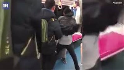 شجار شرس بين راكبين على متن قطار مترو