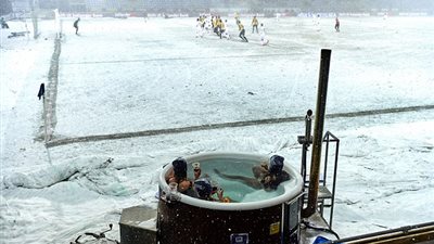 3 فتيات يشاهدن مباراة فريقهن المفضل داخل حمام سباحة ساخن (صور)