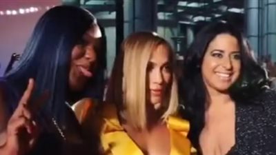 جينفر لوبيز توزع رقم هاتفها على جمهورها وتعدهم بجوائز مميزة (فيديو)