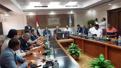 محافظ مطروح يستقبل وفد برلماني من لجنة النقل.. الغرابلي: ميناء جرجوب شهد تجربة تصدير أول مركب ملح والخير قادم.. هشام عبد الواحد: السيسي مخلص لوطنه ونحن له معاونين.. مطالب بخطة تطوير للطرق بالمحافظة