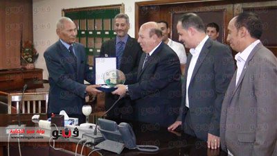 بالصور.. وفد شعبي من قنا يكرم وزير التنمية المحلية