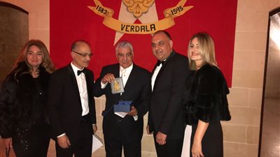 رئيس جمهورية مالطا تهدي حواس جائزة التفرد السياحي