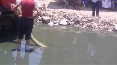 شفط مياه الصرف بشارع 6 أكتوبر ببولاق الدكرور وتركيب أغطية بالوعات بالعمرانية