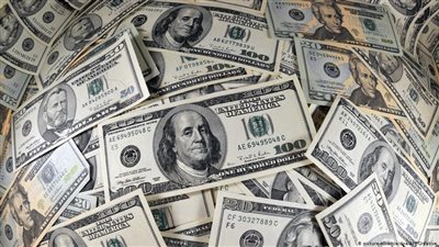 120 ألف دولار تم تحويلها بالخطأ إلى حسابهما.. فكيف تصرفا؟