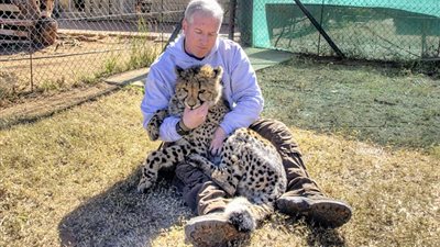 رد فعل فهد شاهد رجلا رعاه قبل عامين (فيديو وصور)