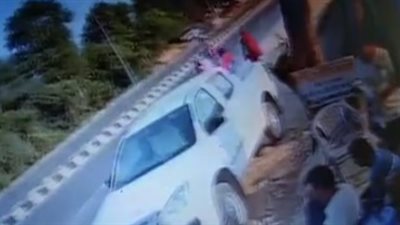 لقطات مروعة لسيارة دفع رباعي تدهس 3 نساء (فيديو)