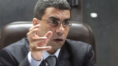 ياسر رزق يكشف الأسباب الحقيقية لغضب القوات المسلحة من الرئيس