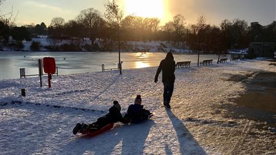 سكان بريطانيا يتحدون الطقس البارد بالتقاط الصور