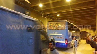 بالصور.. حافلة «المصري» تغادر برج العرب وسط حراسة مشددة
