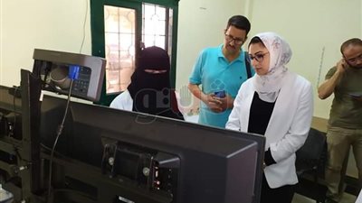 نائب محافظ الوادي الجديد تتفقد وحدات العلاج عن بعد بالداخلة (صور)