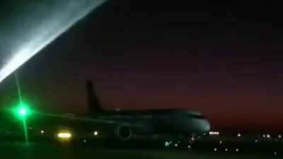 رش طائرة مصر للطيران بمدافع المياه في أولى رحلاتها بمطار الغردقة (فيديو)