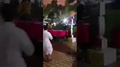 لحظة سقوط لوحة إعلانية على نساء بسبب الرياح (فيديو)