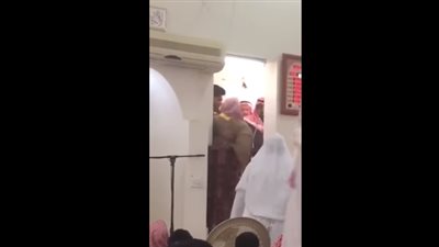 مصلون ينزلون خطيبا بالقوة من على منبر بالسعودية (فيديو)