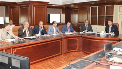 بعدما أحرقته الإرهابية.. محافظ بني سويف يباشر العمل بالديوان الجديد (صور)