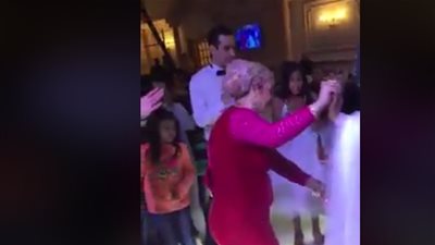 أم تشعل حفل زفاف ابنتها بأغنية «أمورتي الحلوة» (فيديو)