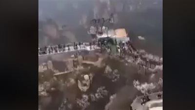 ردود أفعال صادمة لأشخاص لحظة سيرهم على ممشي زجاجي شاهق (فيديو)