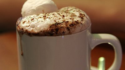 طريقة تحضير مشروب «هوت شوكليت بالقشطة»