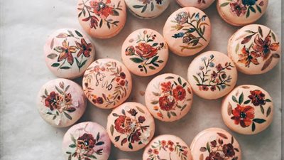 طاهٍ يحول حلوى الماكرون للوحات فنية رائعة (صور)