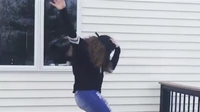 نهاية مروعة لفتاة حاولت تقليد رقصة مايكل جاكسون (فيديو)