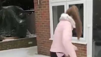 رد فعل فتاة تعرضت لموقف محرج بسبب الجليد (فيديو)