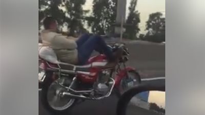 صدمة شاب لقيادة آخر دراجة نارية بقدمه على الدائري (فيديو)