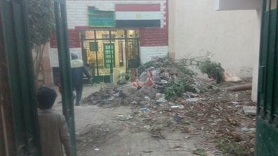 رفع تجمعات القمامة من أمام مدرسة الوراق الإعدادية (صور)