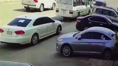 العناية الإلهية تنقذ طفلين من حادث مروع (فيديو)