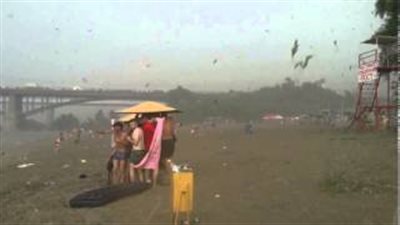 بالفيديو.. السماء تمطر حجارة بأحد شواطئ سيبيريا