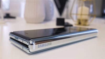 أول عرض للتصميم الجديد من هاتف سامسونج القابل للطي (فيديو)