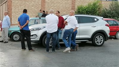 وصول جثمان العالم النووي المصري إلى مطار القاهرة.. وأسرته تنتظر أمام منفذ 35 (صور)