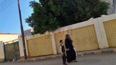 أولياء الأمور يصطحبون أطفالهم في اليوم الأول للمدارس بأسيوط (صور)
